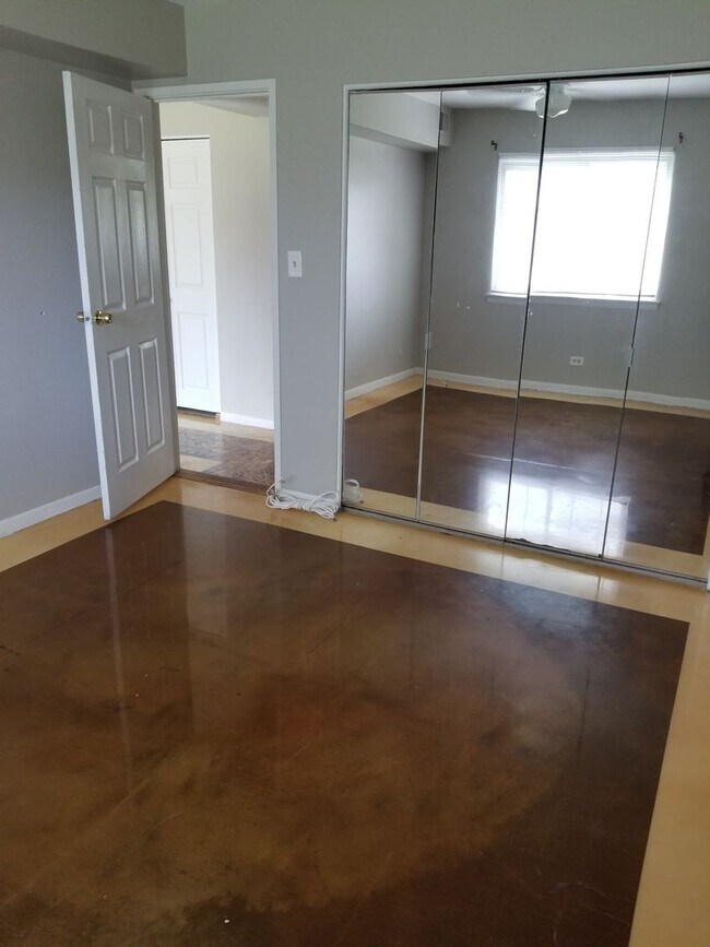 Building Photo - 2 Bedroom 1 Bath Condo in Des Plaines!