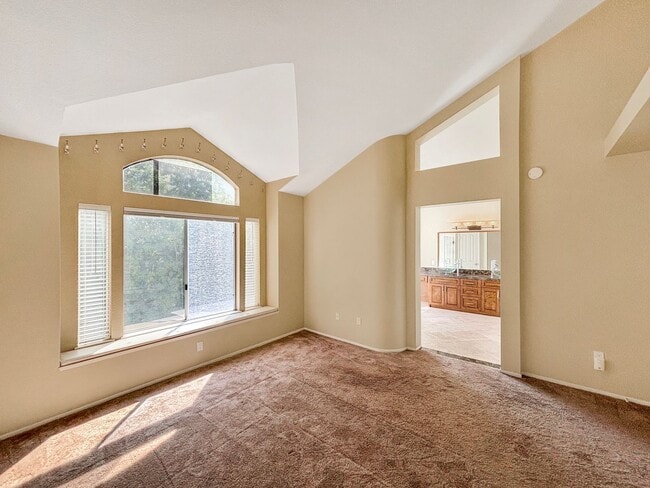 Building Photo - Beautiful 5BD/3BA 2-Story House in Tierras...