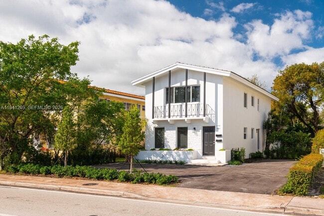 Building Photo - 2922 S Le Jeune Rd