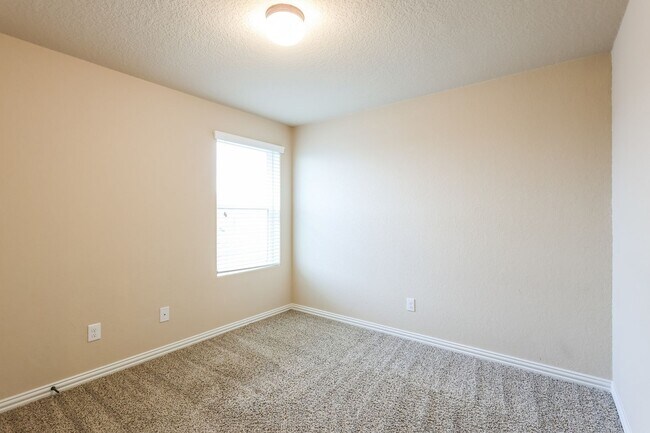 Building Photo - Charming Home In Gated Community