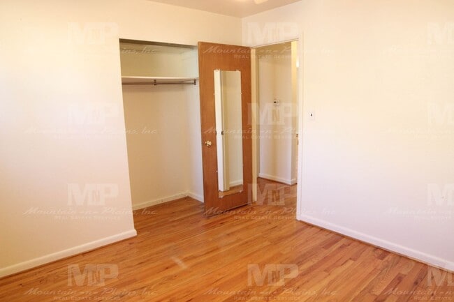 Building Photo - 1215 Lynnwood Dr