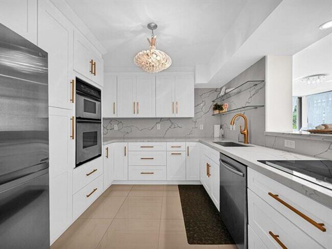 Building Photo - 2049 S Ocean Dr