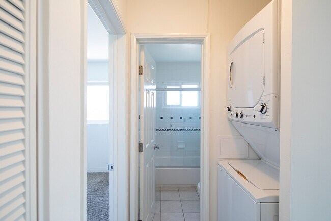 Building Photo - Stunning 2 Bed/1 Bath With Bay Views In Cr...