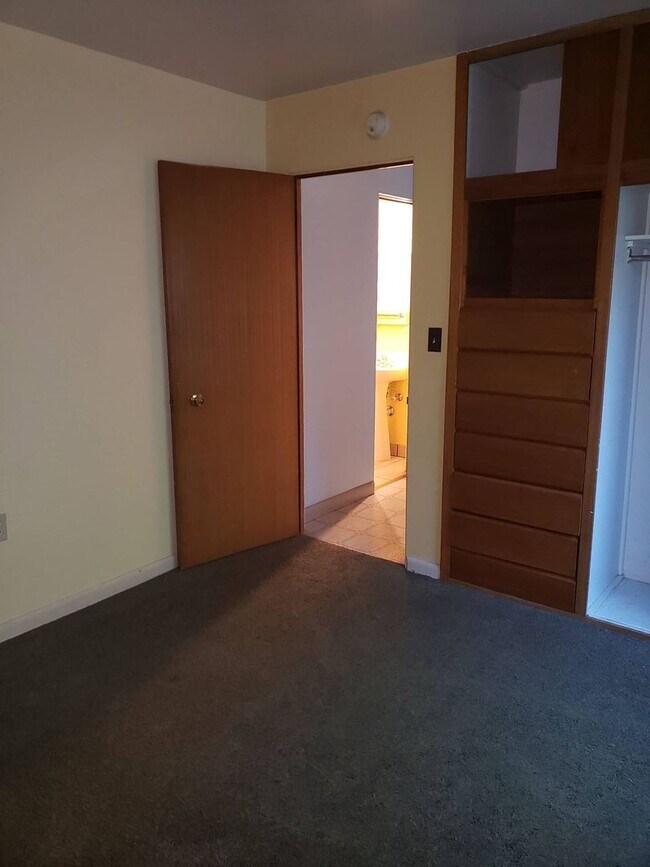 Building Photo - 1065 NE Duncan Ln