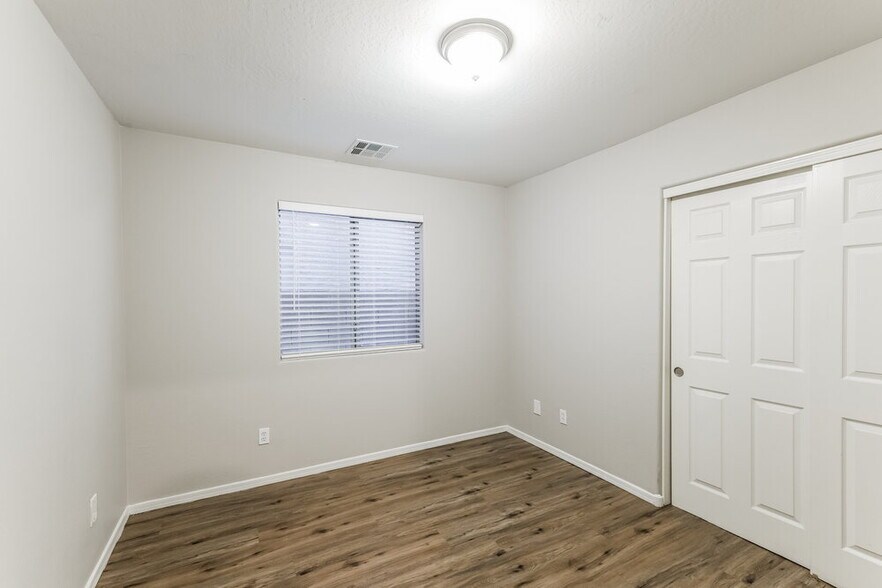 Building Photo - 4608 S 26th Ln