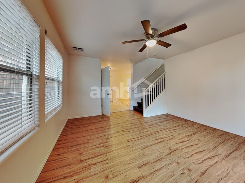 Building Photo - 2549 E Bart St