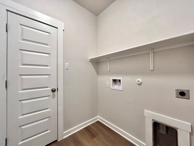 Building Photo - Spacious 3-Bed, 2-Bath Home with 2-Car Gar...