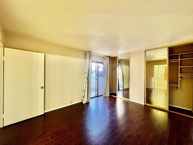 Building Photo - Beautiful 3B/2BA condo w/ Washer&Dryer loc...