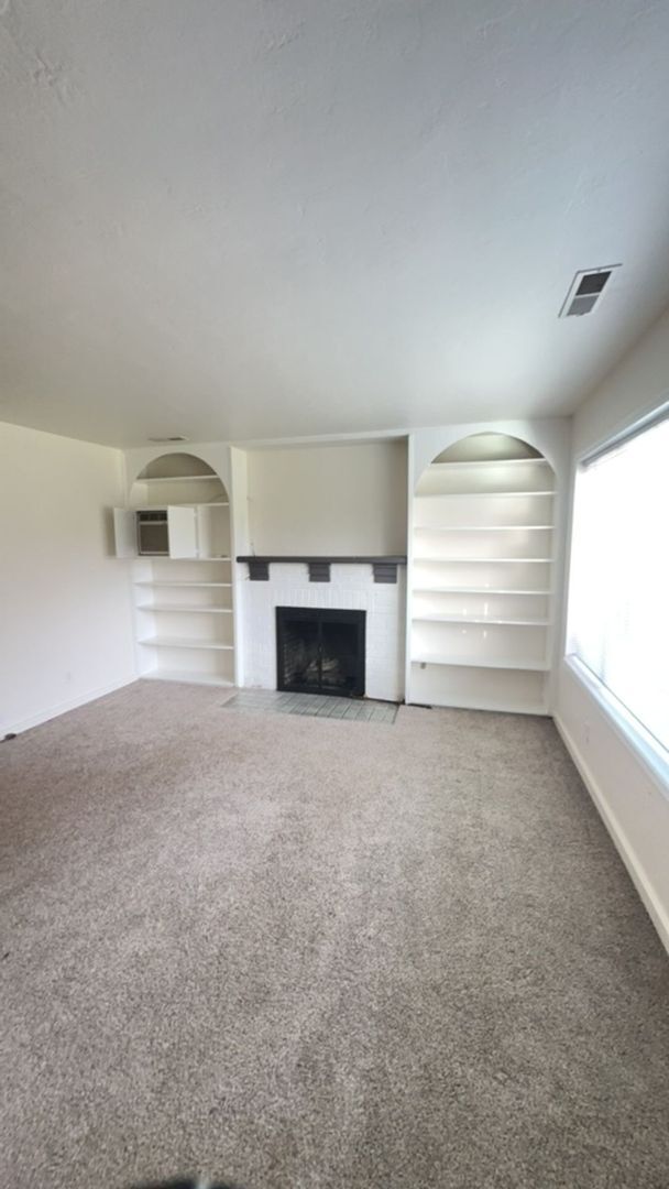 Building Photo - 2BD/1BATH - NORTHWEST GARAGE, LANDSCAPED YARD & WASHER/DRYER HOOKUP