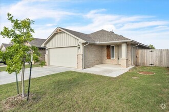 Building Photo - Nearly Brand New in Moore