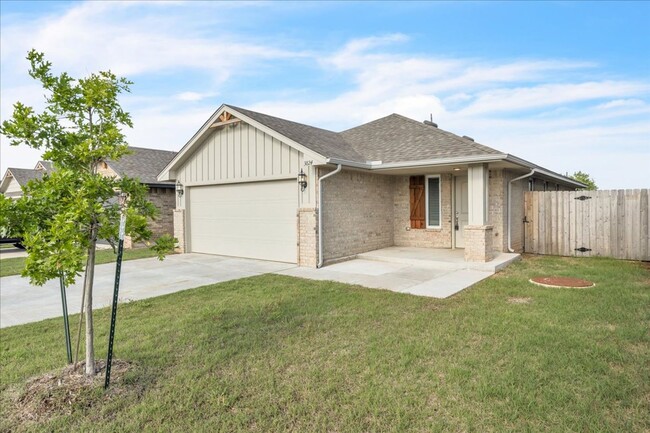 Primary Photo - Nearly Brand New in Moore