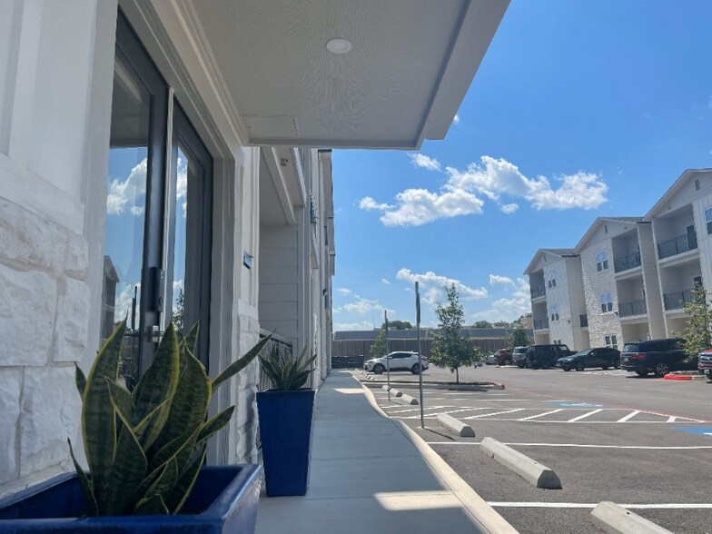 Building Photo - 110 Bluebonnet Cir