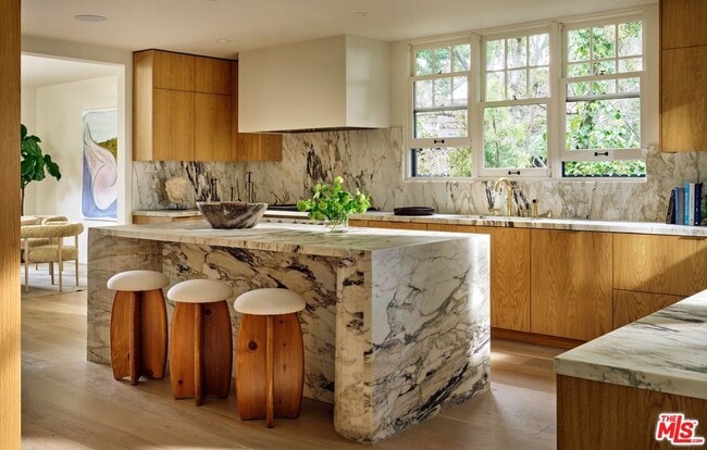 Building Photo - 8673 Hollywood Blvd