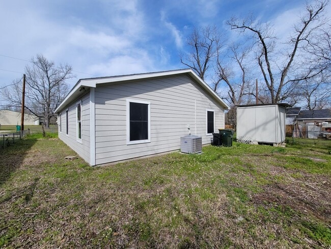 Building Photo - BEAUTIFUL 3 BEDROOM HOME IN CONROE WITH AL...