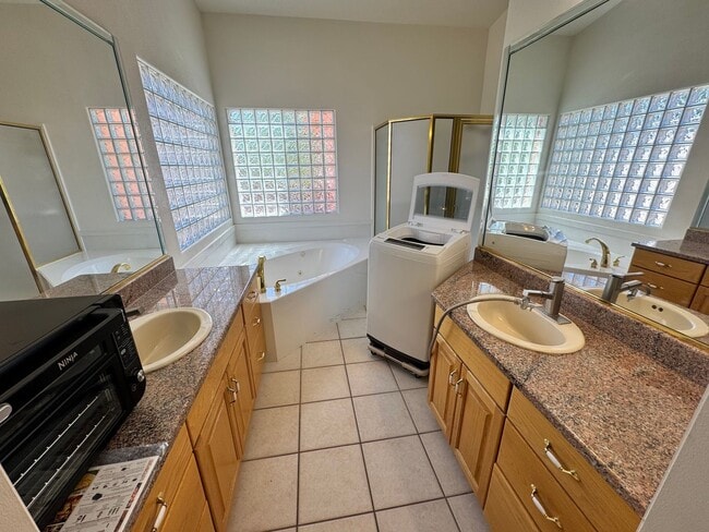 Building Photo - Remodeled, quiet Garden View 1 Bed Studio!