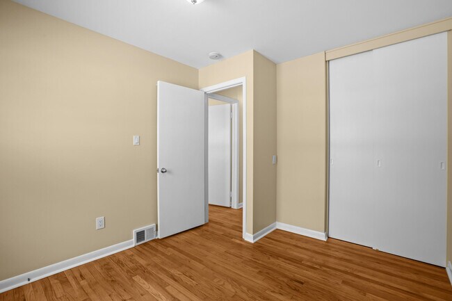 Building Photo - 4521 Thorncroft Ave