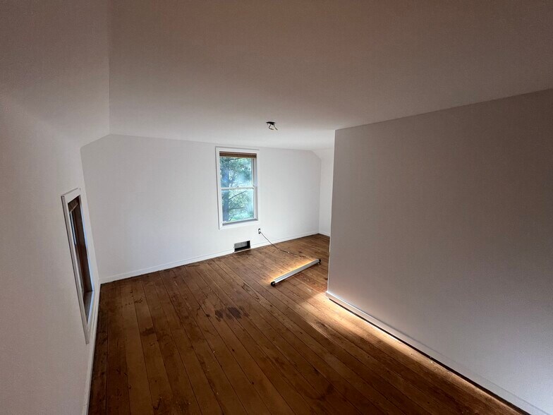 second floor sw bed - 15791 N 2700 East Rd