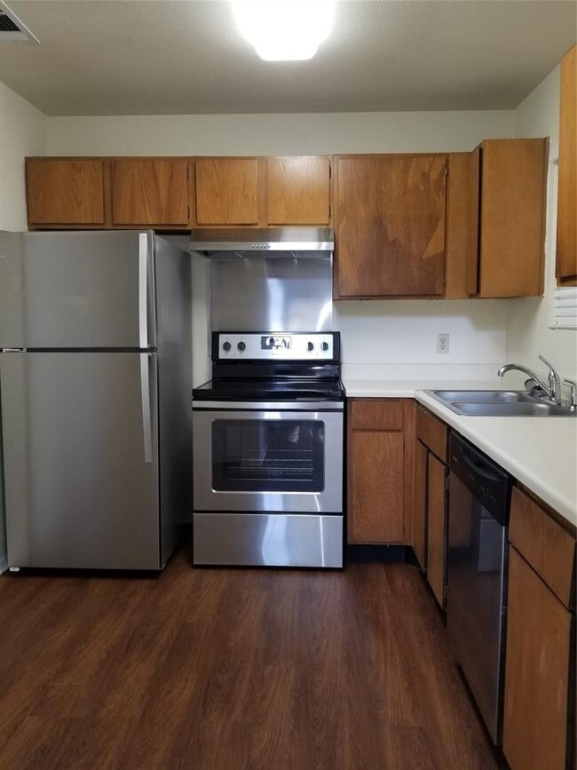 Building Photo - 1306 Danbury Square