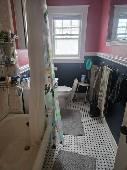 Building Photo - 24 Oak Square Ave