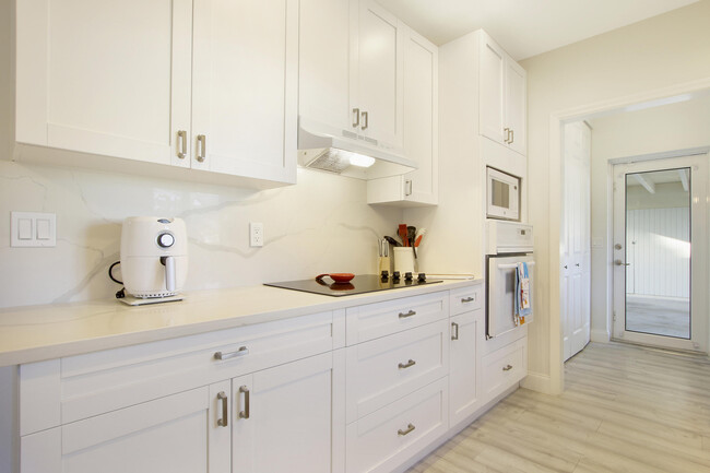 Building Photo - 466 Tequesta Dr