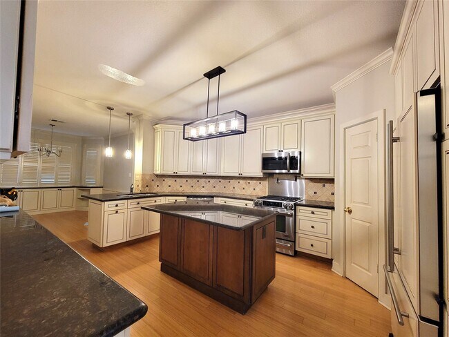 Building Photo - 2214 Old S Dr