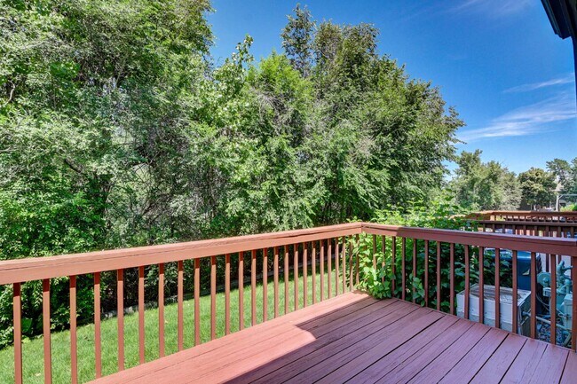 Building Photo - $2,025 - 2 Bed, 2.5 Bath Unit in Lakewood with In-Unit Laundry!