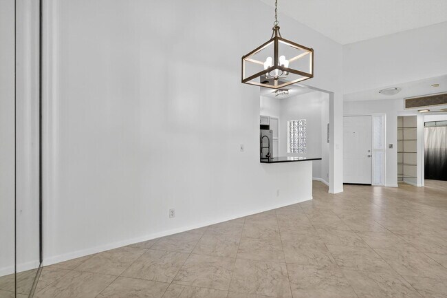 Building Photo - 5475 Verona Dr