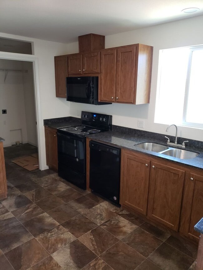 Building Photo - 24 X 60 MANUFACTURED HOME ON 1 1/3 ACRES