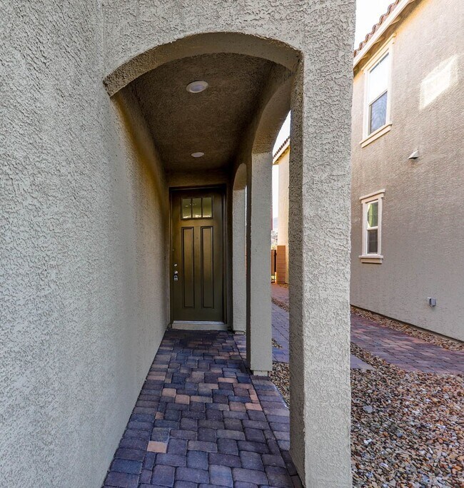 Building Photo - INSPIRADA BEAUTY WITH BED AND FULL BATH ON 1ST FLOOR