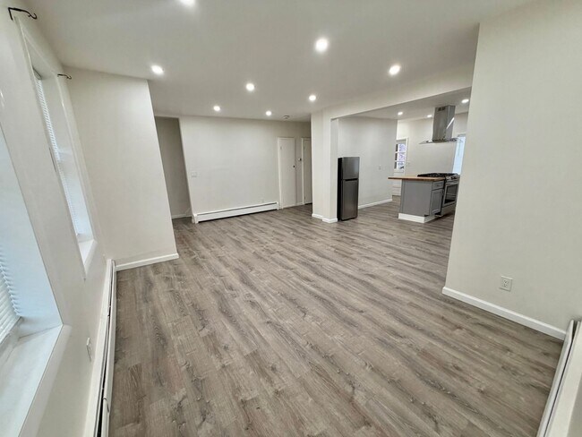 Building Photo - 283 Grand St