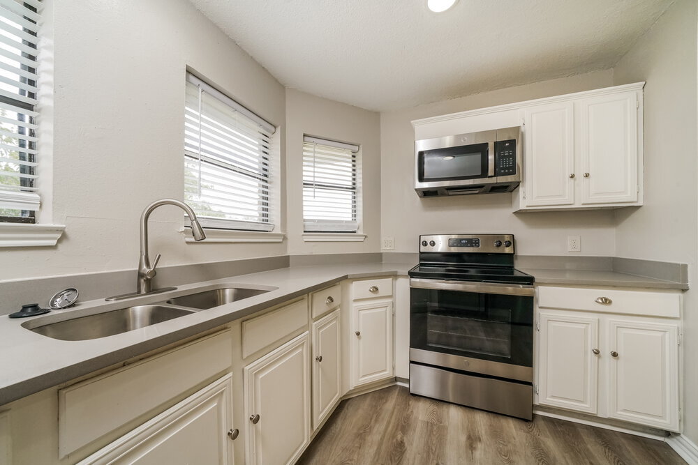 Building Photo - 8801 Pine Forest Dr