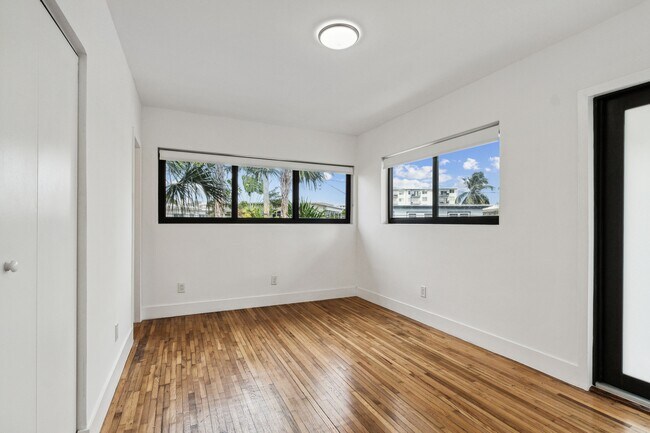 Building Photo - 8020 Crespi Blvd