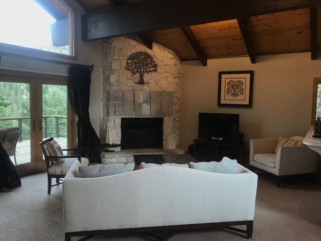 Building Photo - Fully Furnished Incline Home