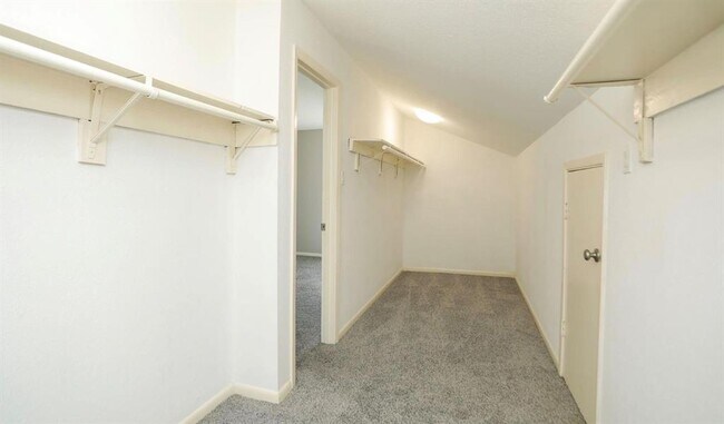 Building Photo - 9400 Doliver Dr