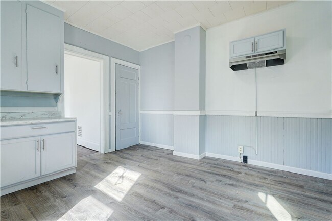 Building Photo - 459 Parsells Ave