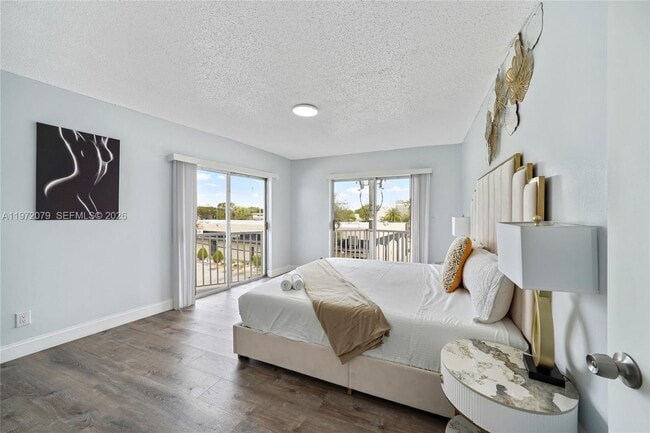 Building Photo - 1051 NE 163rd St