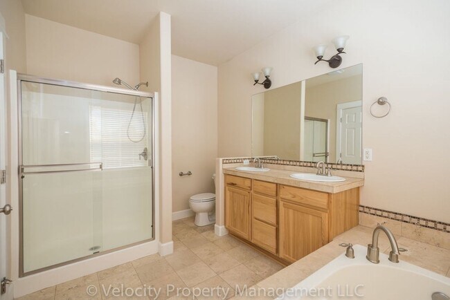 Building Photo - Immaculate Bend Home!