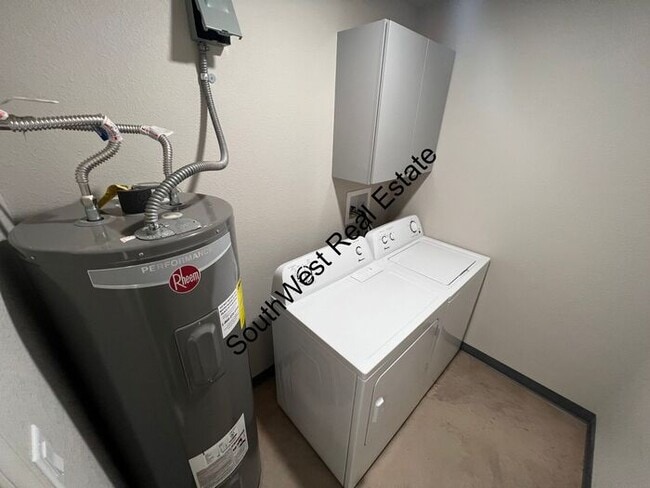 Building Photo - Spacious 2 bedroom 2 Bath apartment