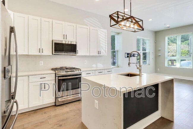 Building Photo - 1839 D St NE