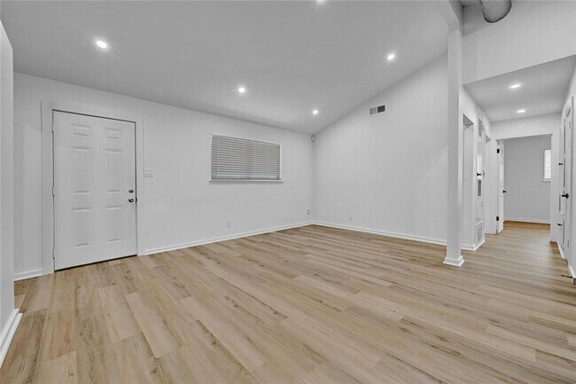 Building Photo - Fully updated 6 bed house!!! 1911 David!