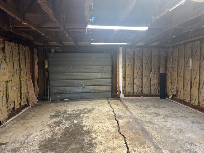 Building Photo - Updated 2 bedroom 2 bath house with a deta...