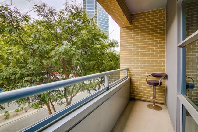 Building Photo - Large 1 Bedroom 1 Bath next to Petco Park