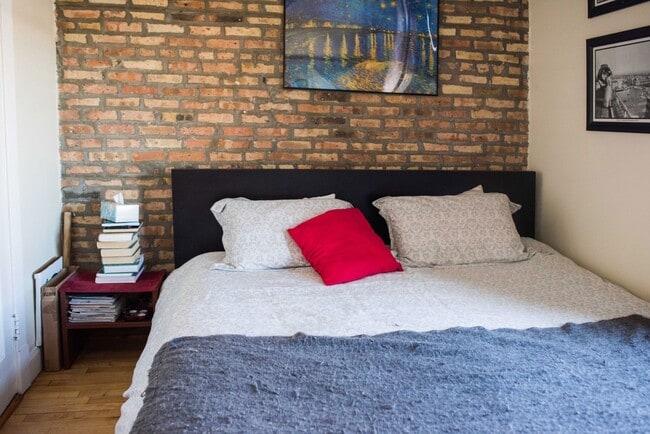 Building Photo - Huge UK Village 1 bed with Deck, Outdoor Space, Laundry. Free Internet