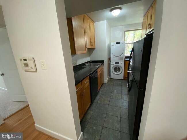 Building Photo - 2838 Hartford St SE