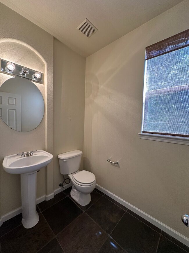 Building Photo - Beautiful 3 bedroom, 2.5 bath two story home