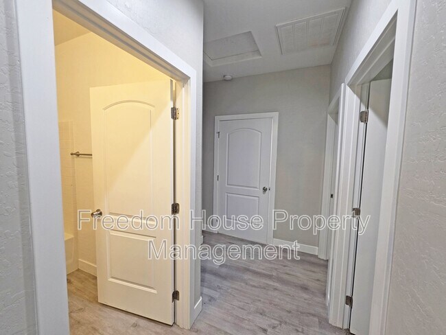 Building Photo - 1121 Sixshooter Ave