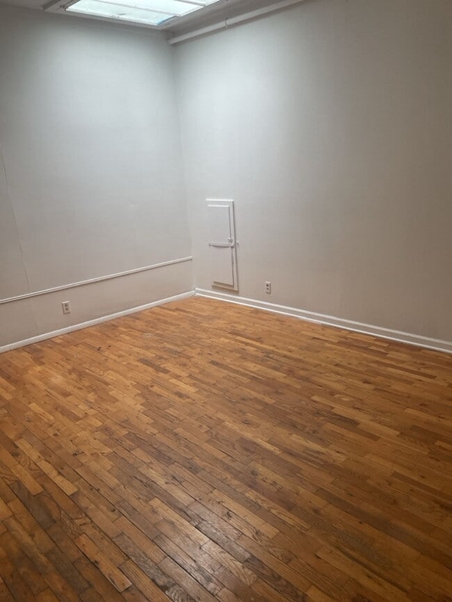 Building Photo - 734 1/2 Massachusetts St