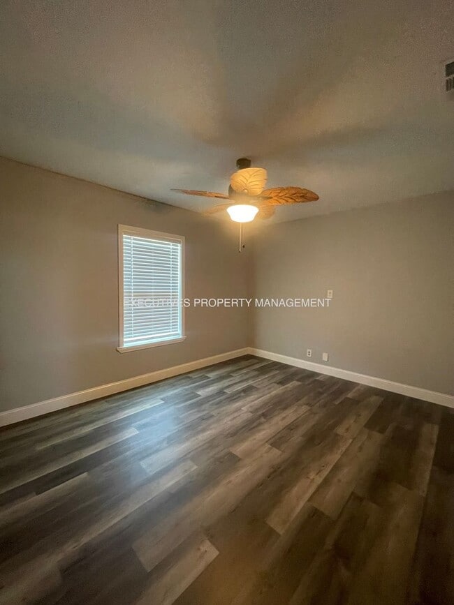 Building Photo - 1957 CA-140