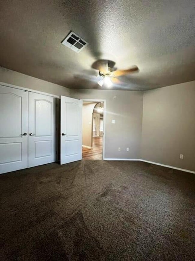 Building Photo - Golf Course Neighborhood
