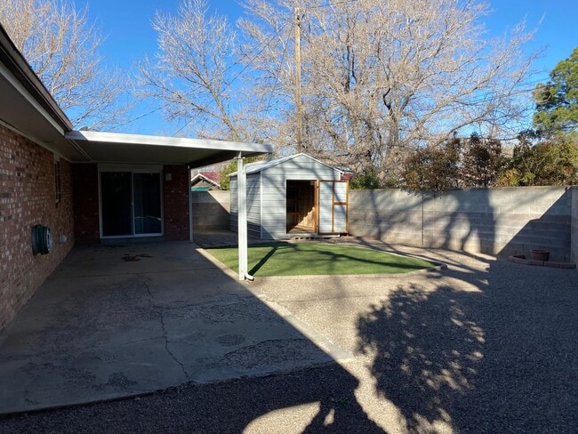 Building Photo - NE BRICK 3 Bedroom 2 Bath 2/CG